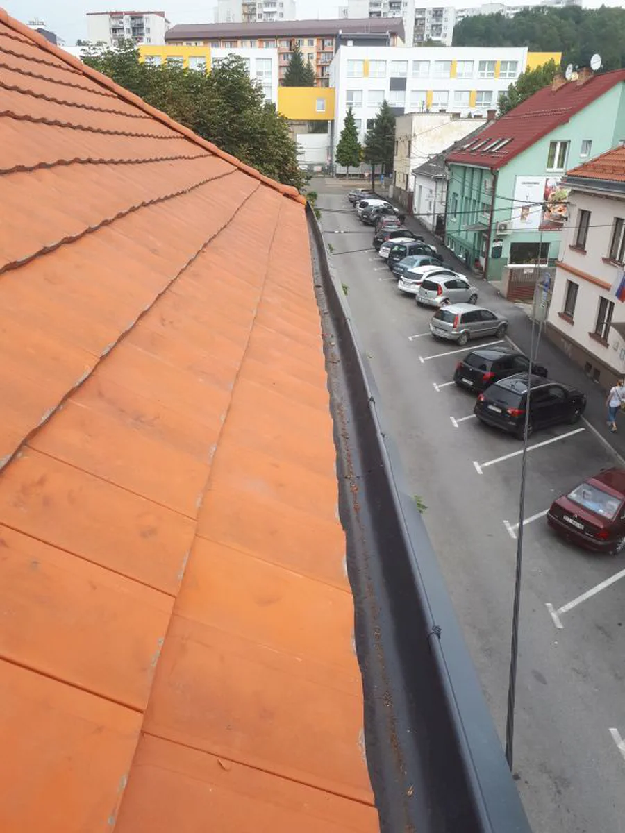 Klampiarsky detail na komerčnom objekte vo Vranove nad Topľou